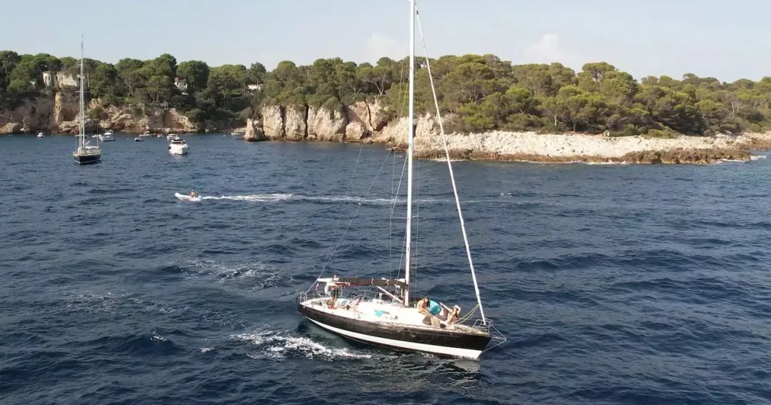 IMX 38 sailing