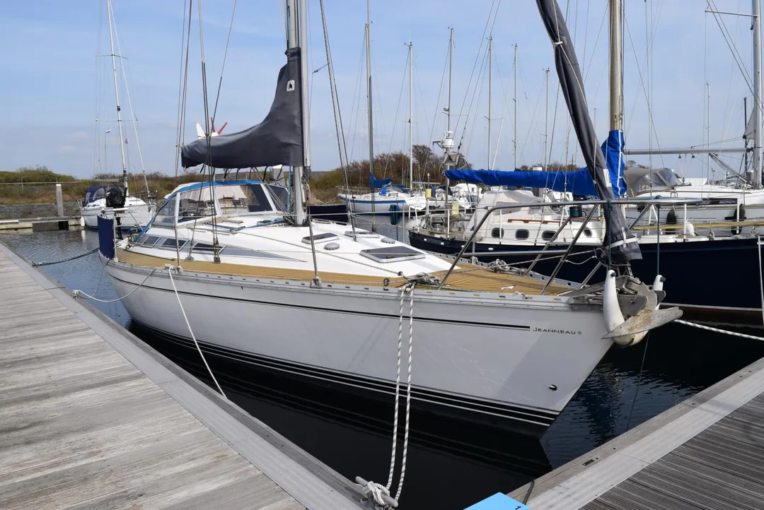 SUNSHINE 38 sailing