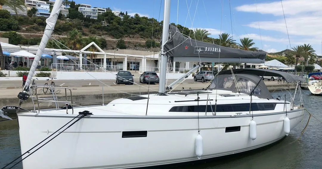 BAVARIA 37 sailing
