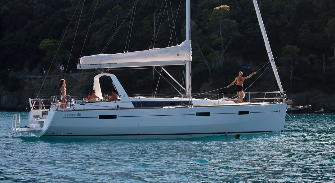 OCEANIS 45 sailing