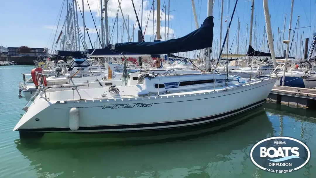 FIRST 325 sailing