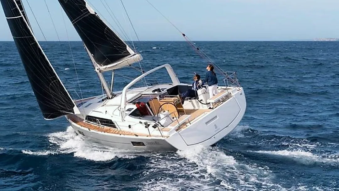 OCEANIS 41 sailing