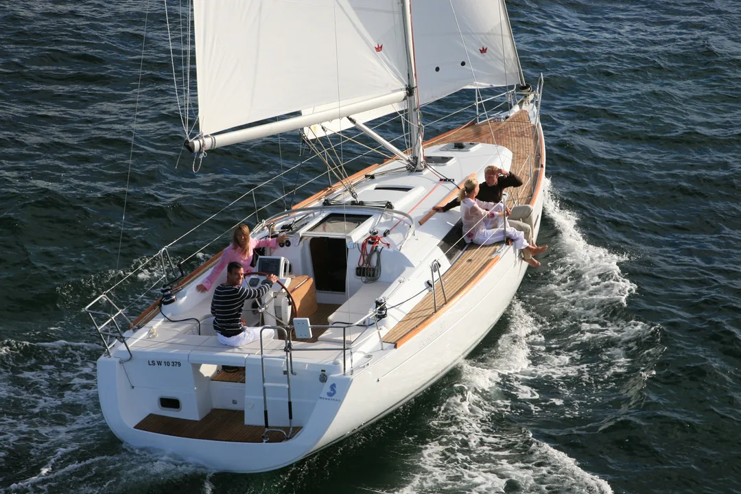 OCEANIS 37 sailing