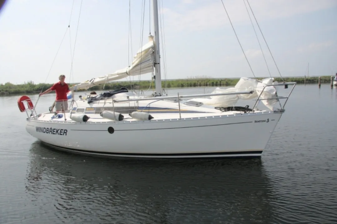 FIRST 285 sailing