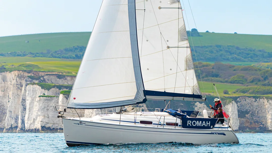 BAVARIA 30 CR sailing
