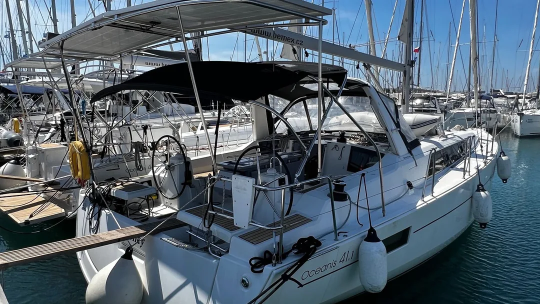 OCEANIS 41.1 sailing