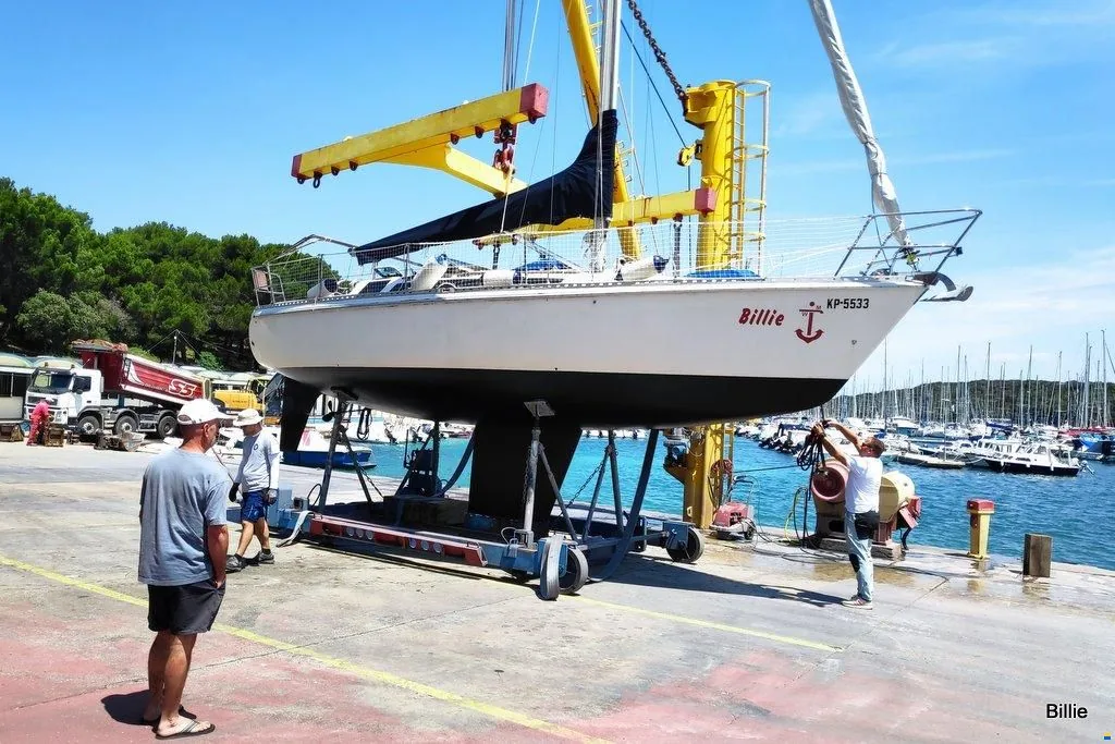 GIBSEA 96 sailing