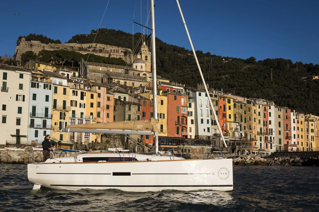 DUFOUR 310 sailing