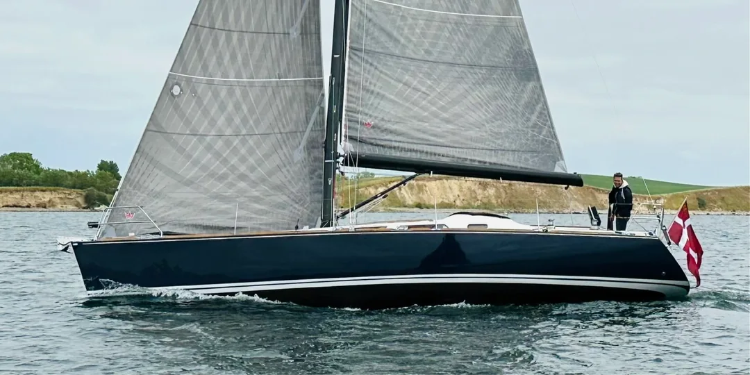 LUFFE 4004 sailing