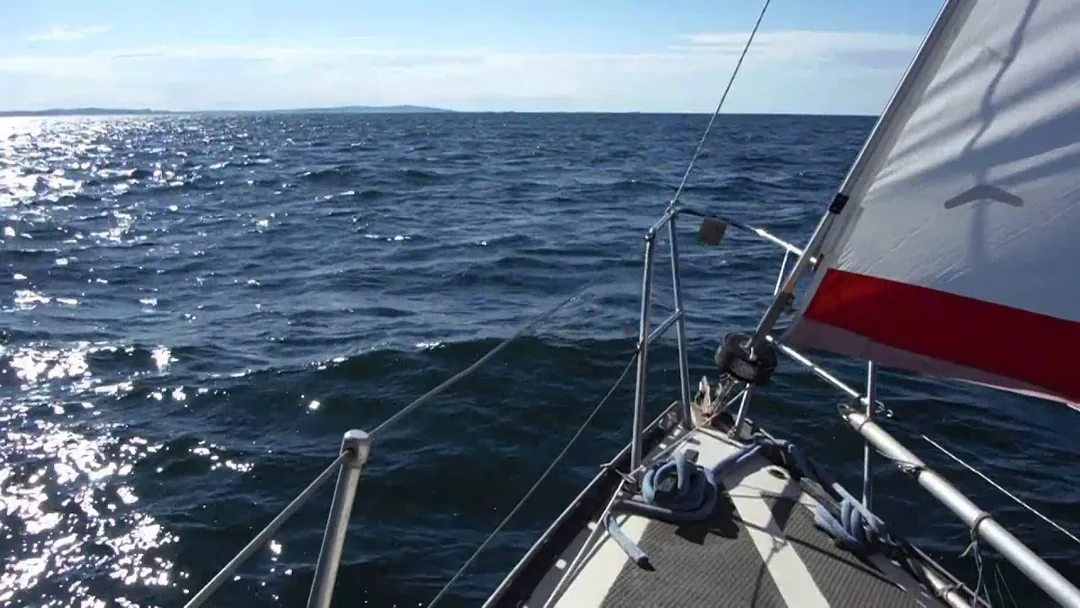 MIRAGE 28 sailing