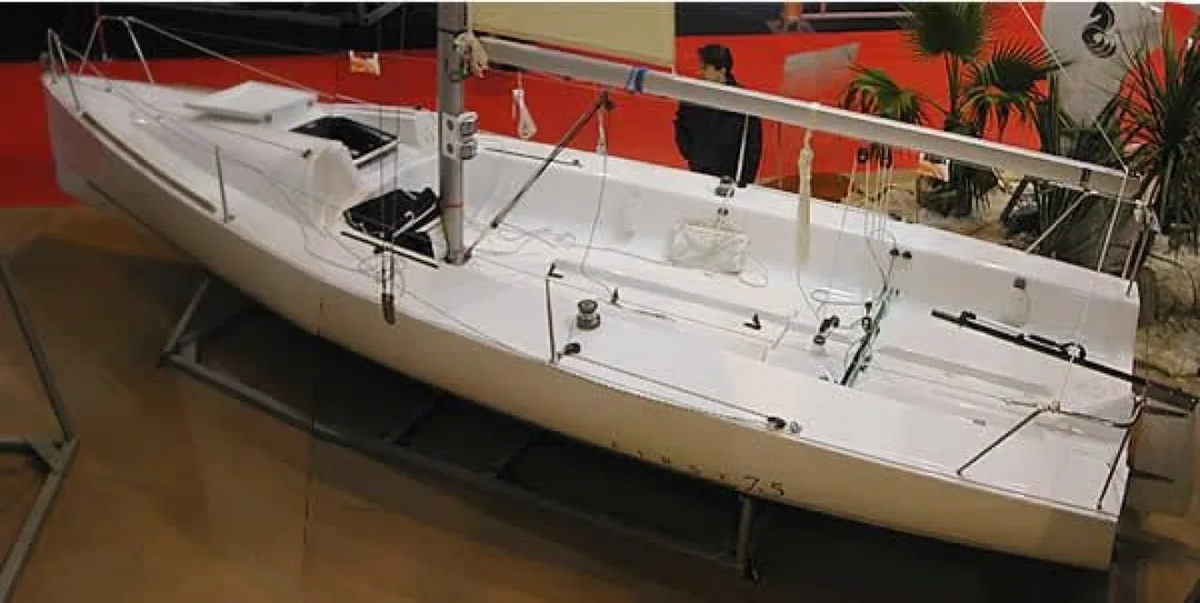 BENETEAU 25 sailing