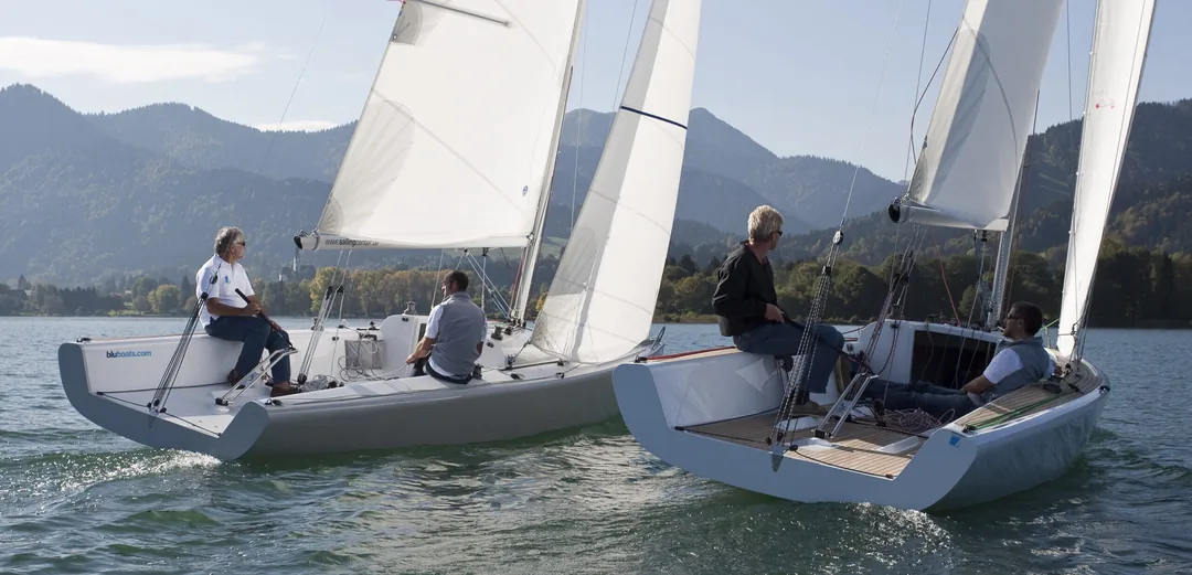 BLU 26 sailing