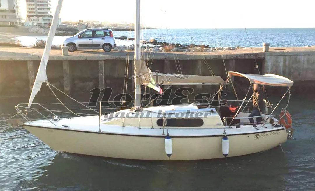 COMET 850 sailing