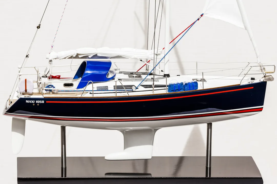 MAXI 1050 sailing