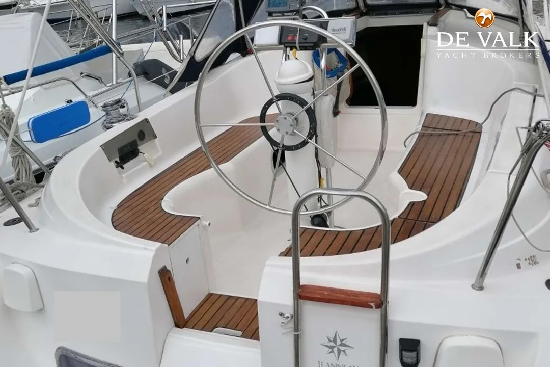 SUN ODYSSEY 32.2 sailing