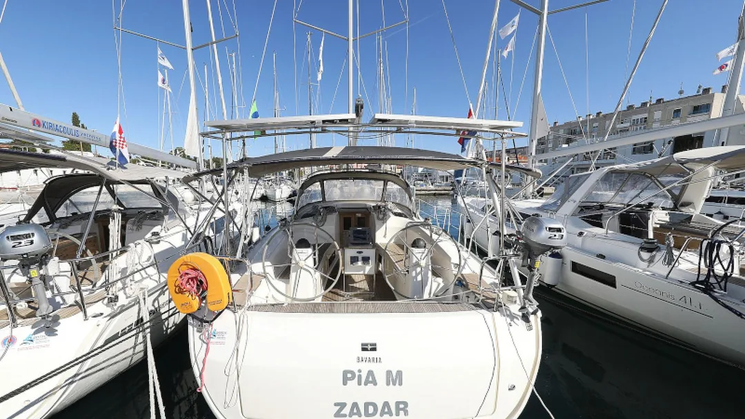 BAVARIA CRUISER 40 sailing