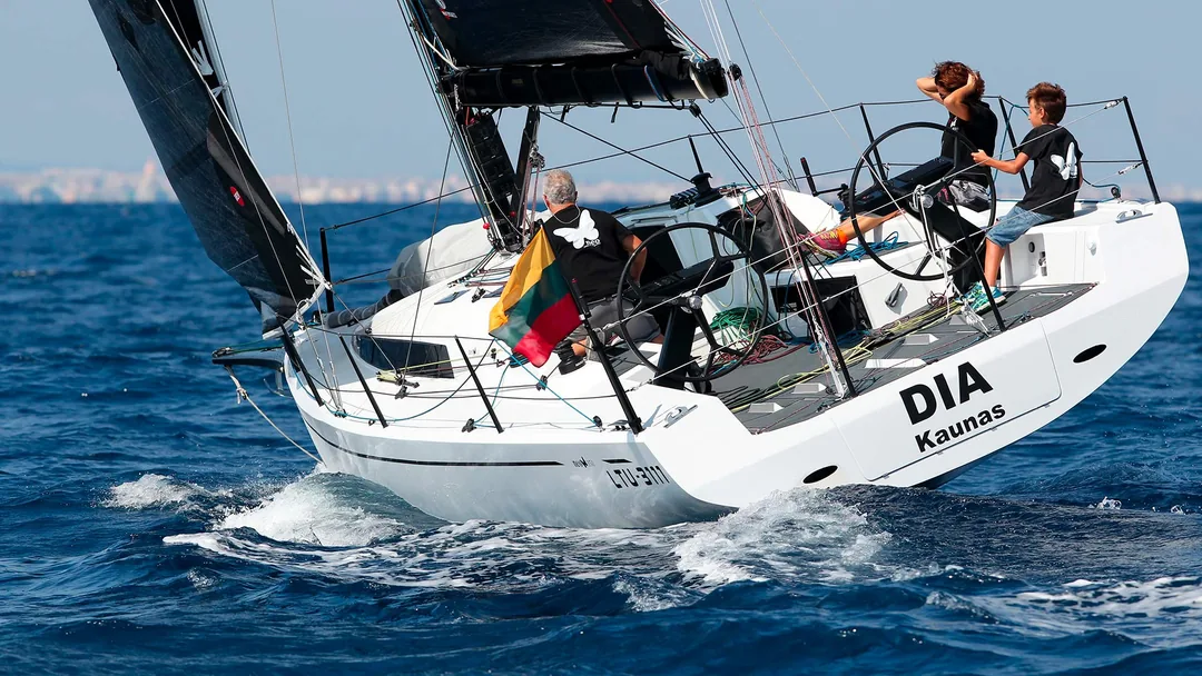 NEO 350 sailing