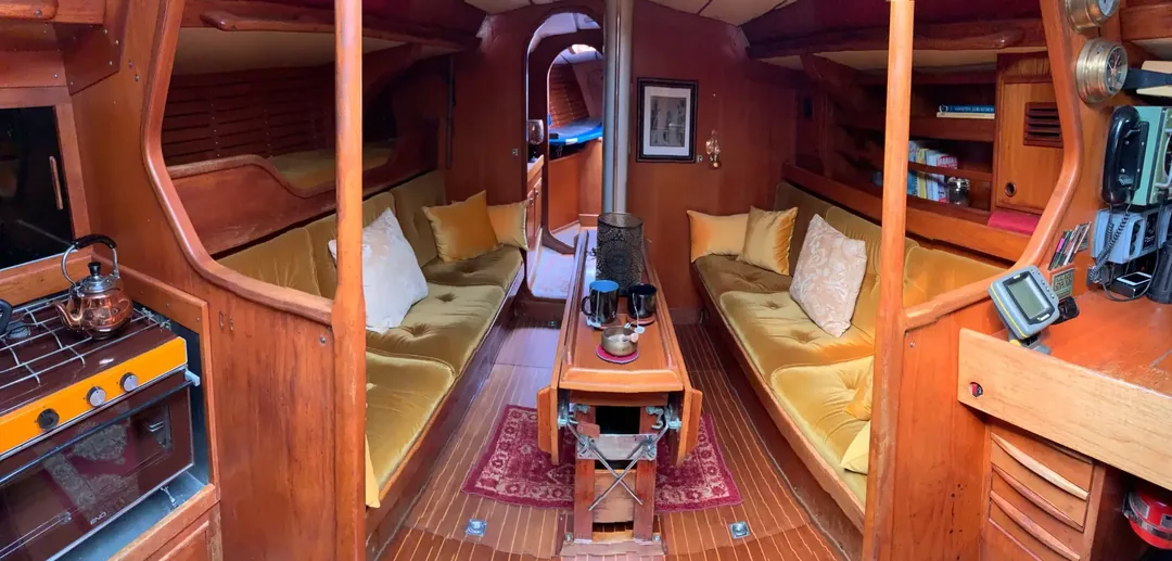 SWAN 371 sailing
