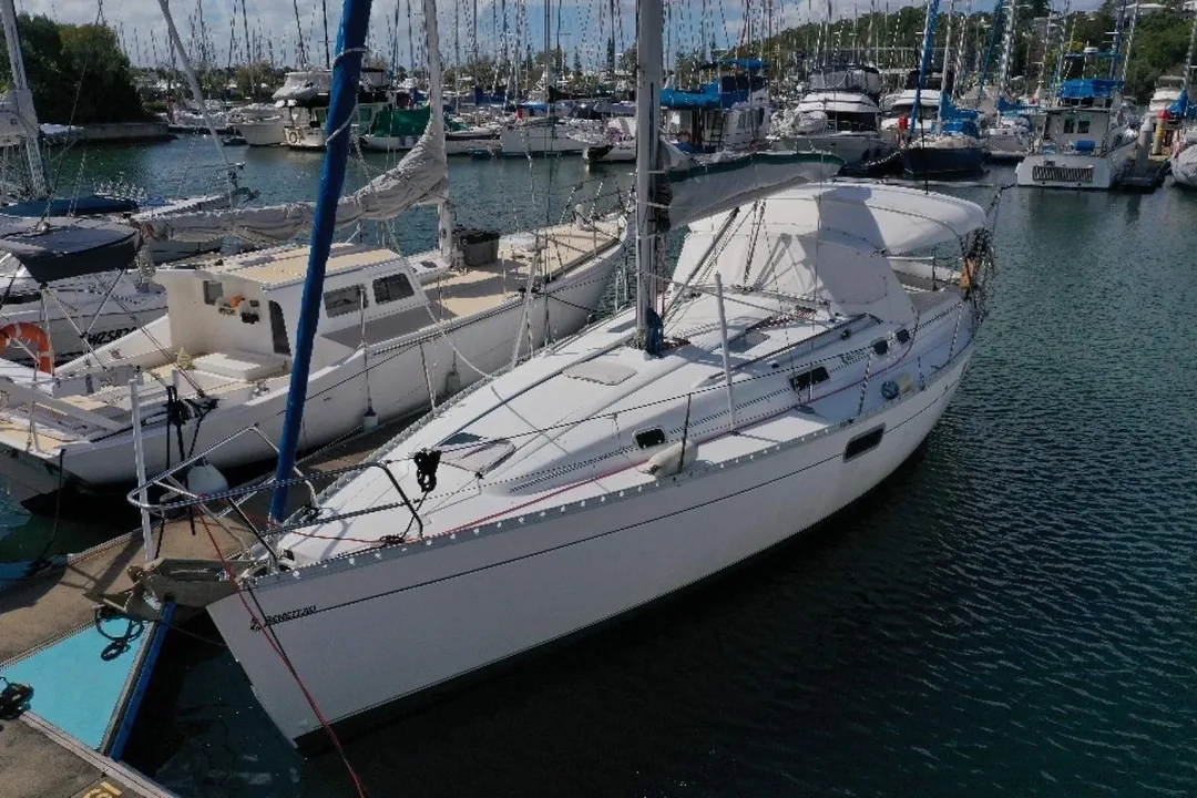 OCEANIS 351 sailing