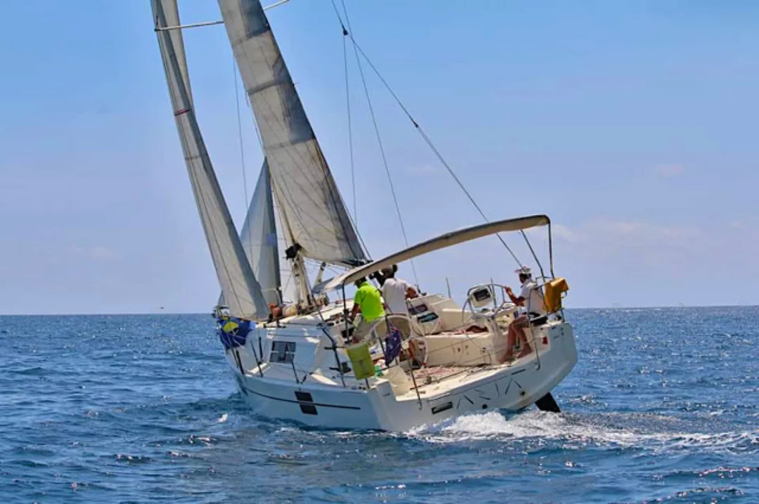 AZUREE 33 sailing