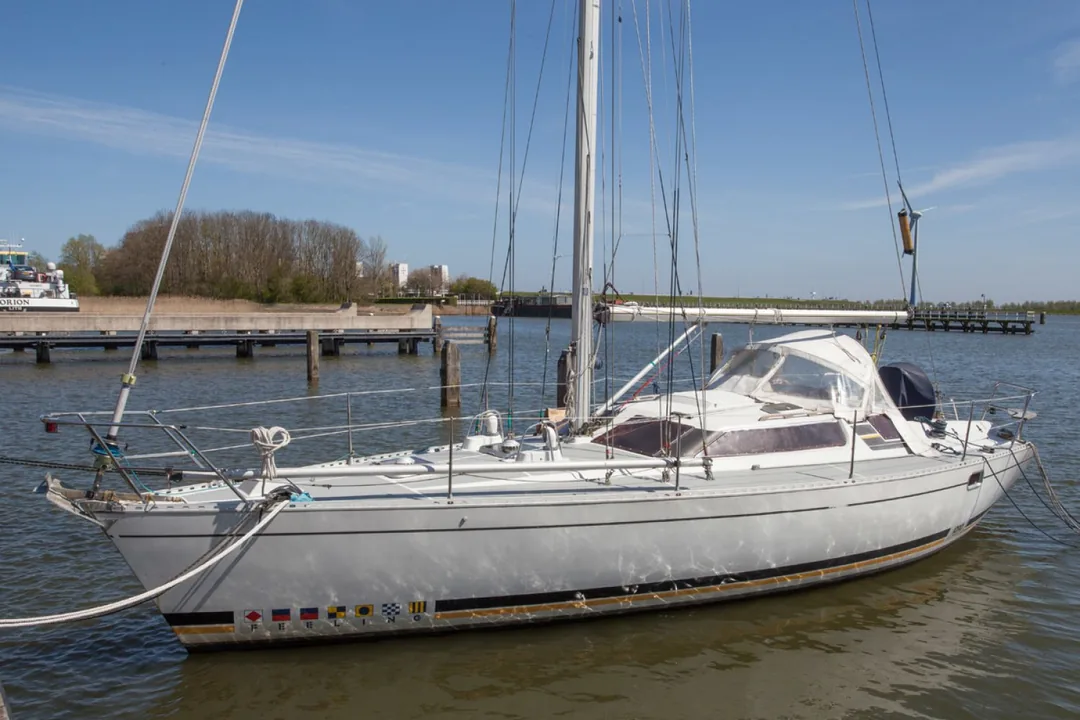 FEELING 1090 sailing