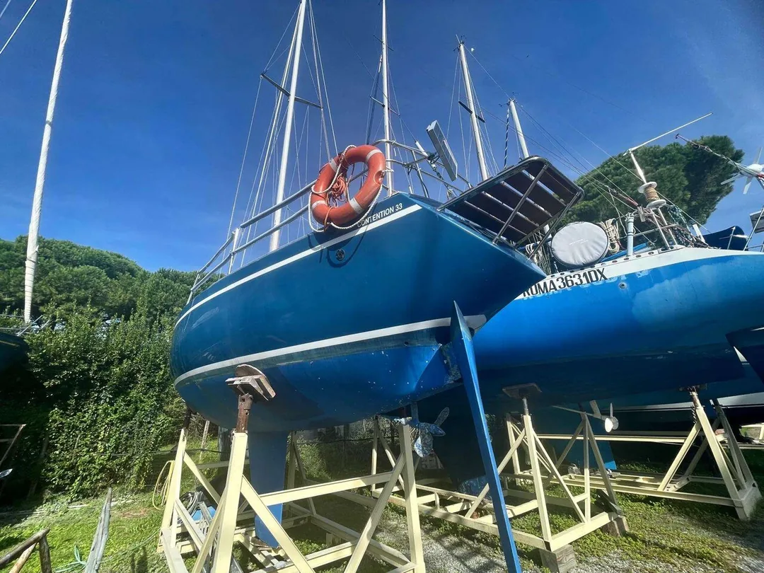 CONTENTION 33 sailing