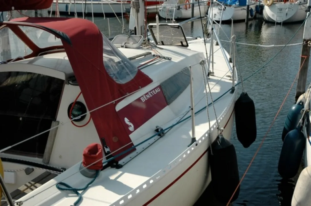 FIRST 28 sailing
