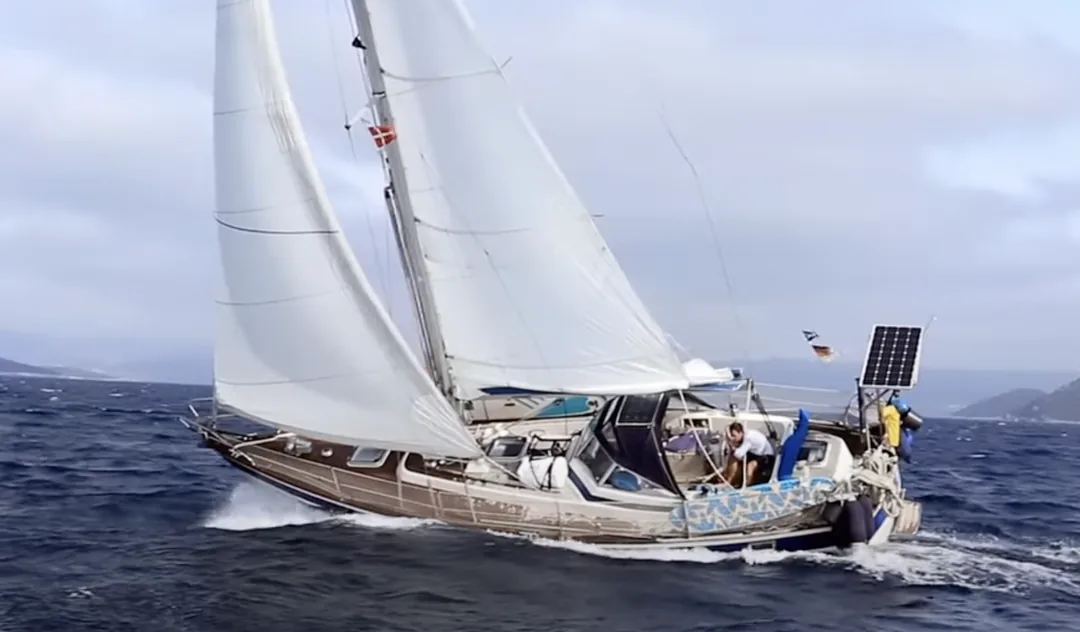HALLBERG RASSY 352 sailing