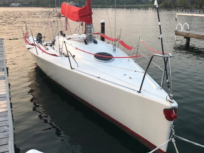 HENDERSON 30 sailing