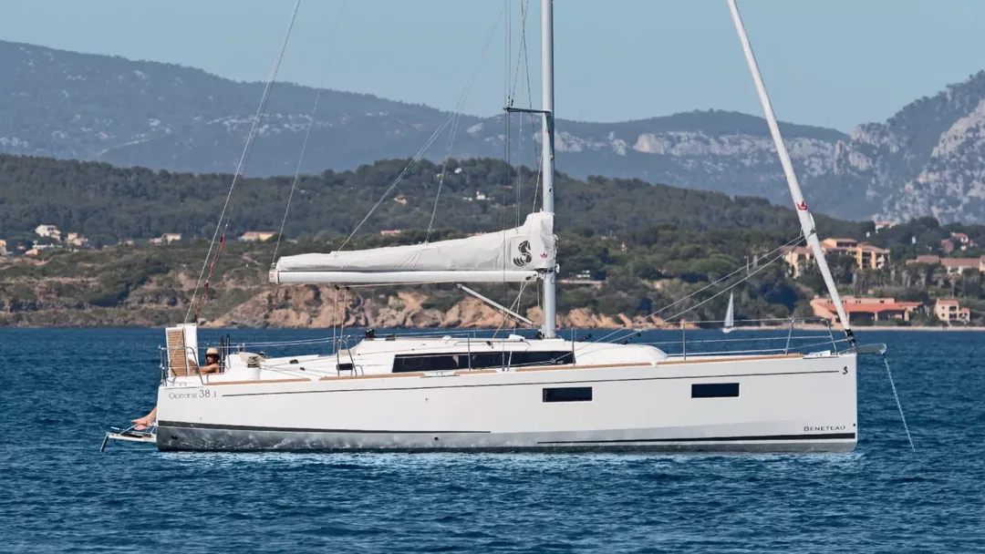 OCEANIS 38.1 sailing