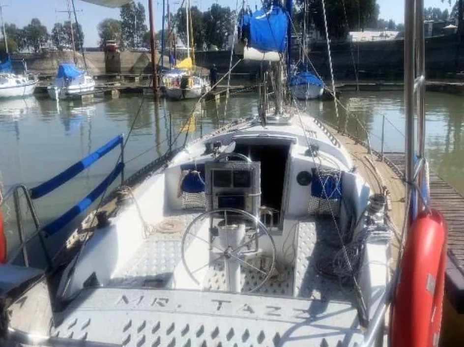 ASTOVE 30 sailing
