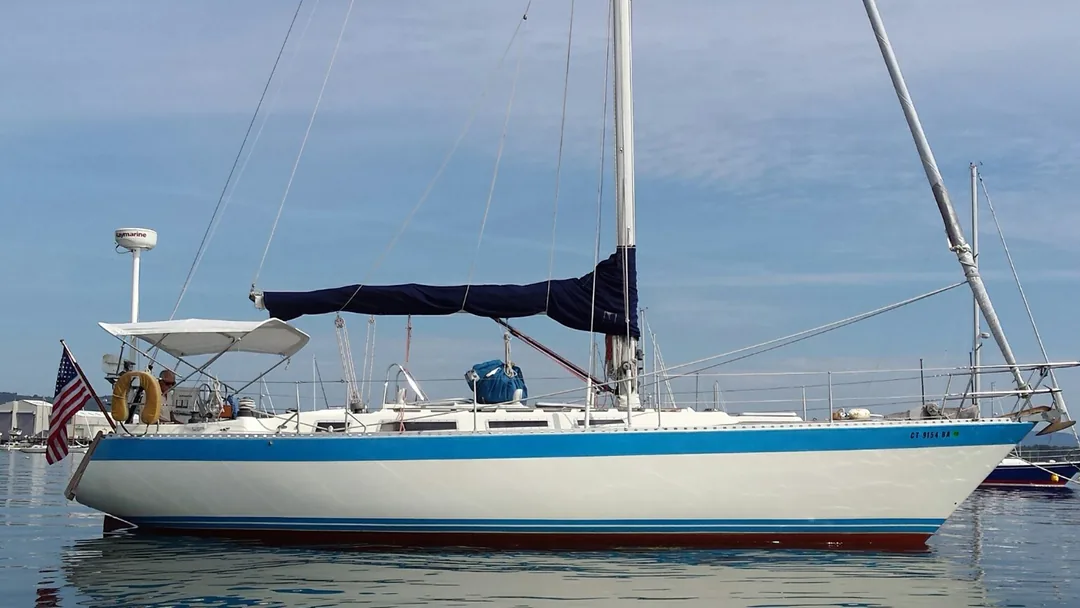 HOOD 38 sailing