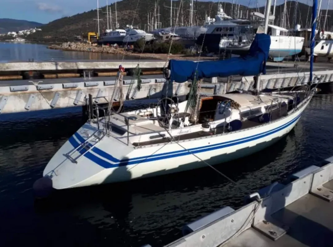 SIRENA 38 sailing