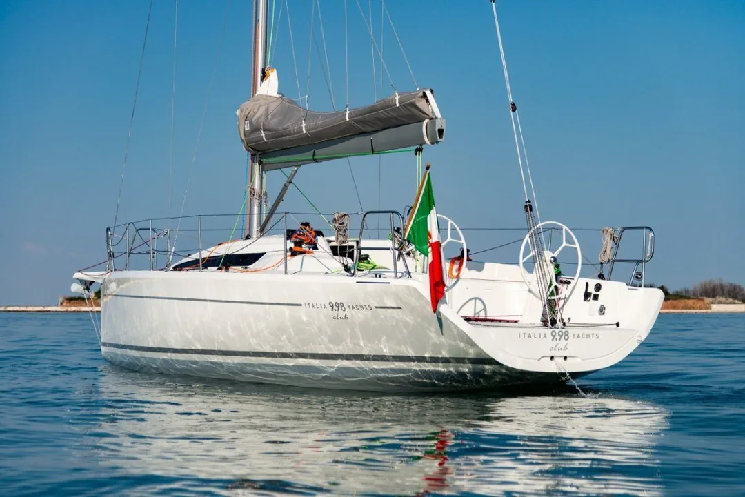 IY 998 sailing