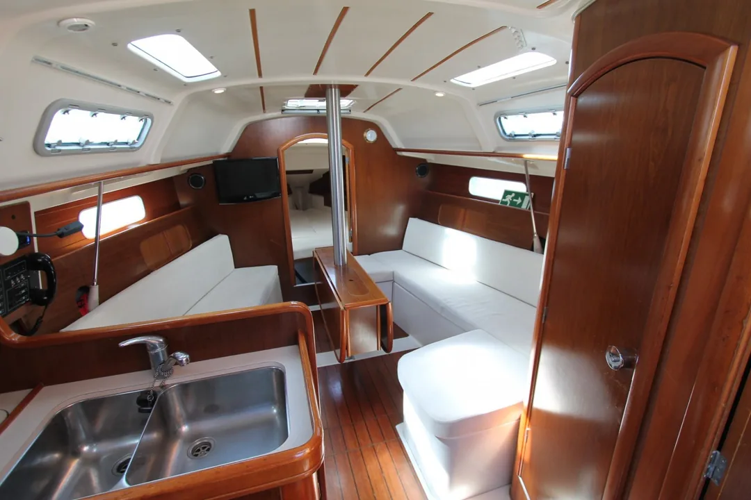 OCEANIS 321 sailing