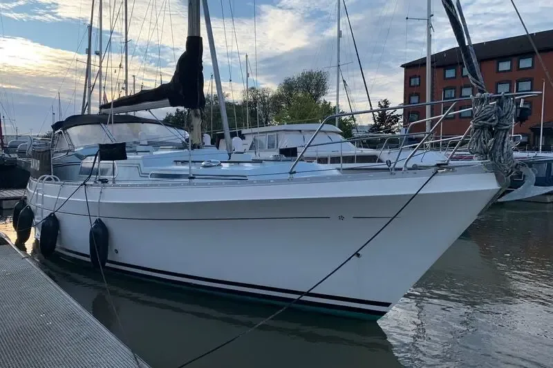 MOODY 39 sailing