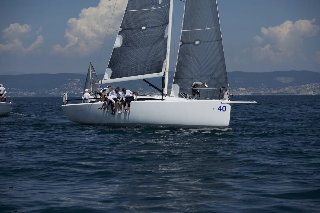 AQUATICH 40 sailing
