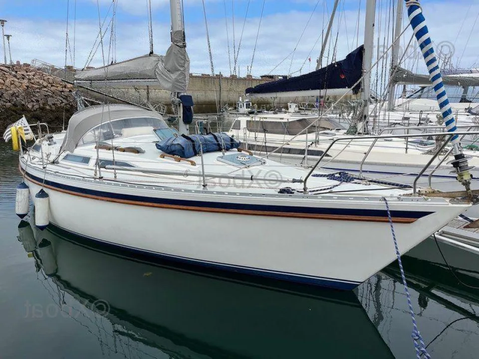 MOODY 34 sailing