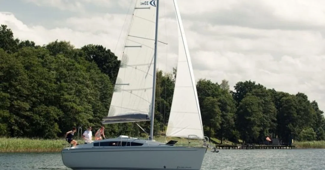 DELPHIA 33 sailing