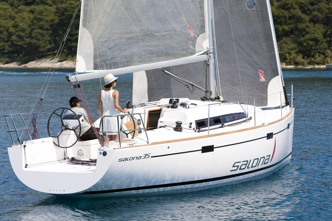 SALONA 35 sailing