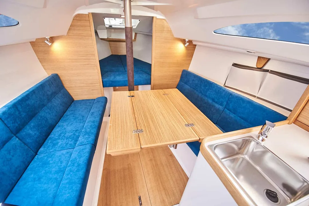 WINNER 8 sailing