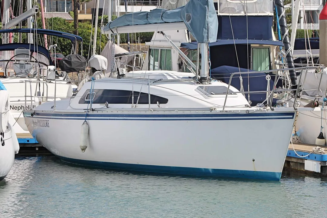 ROBERTSON 950 sailing