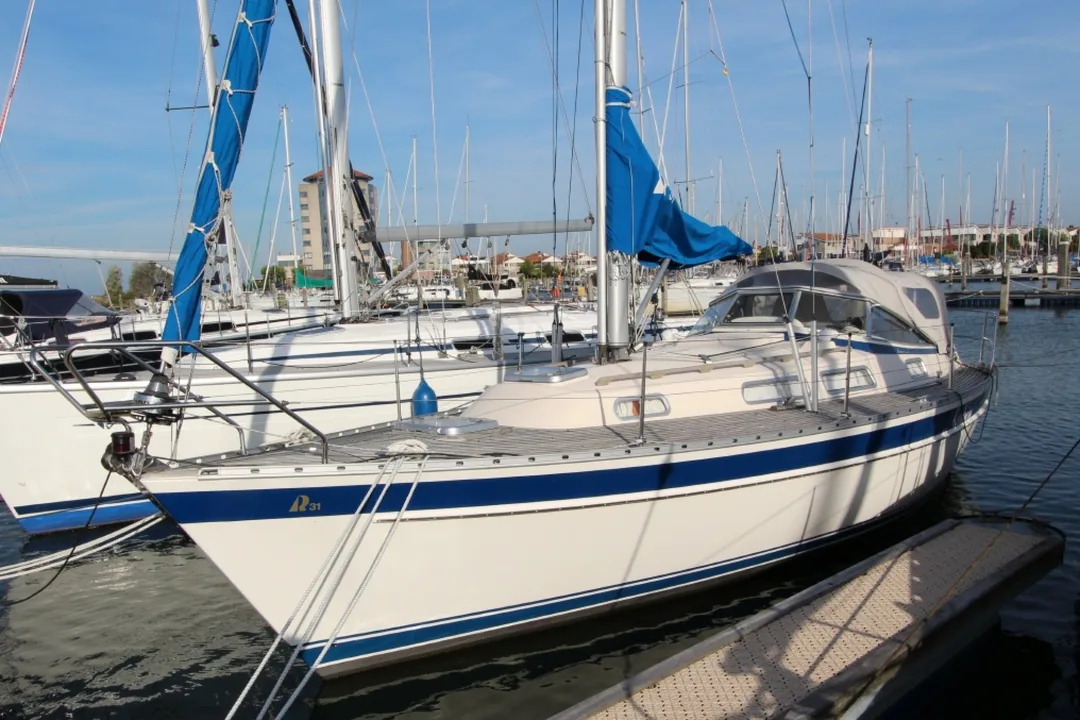 HALLBERG RASSY 31 sailing