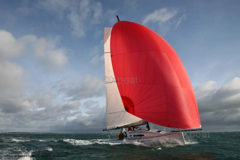 AKILARIA 950 sailing