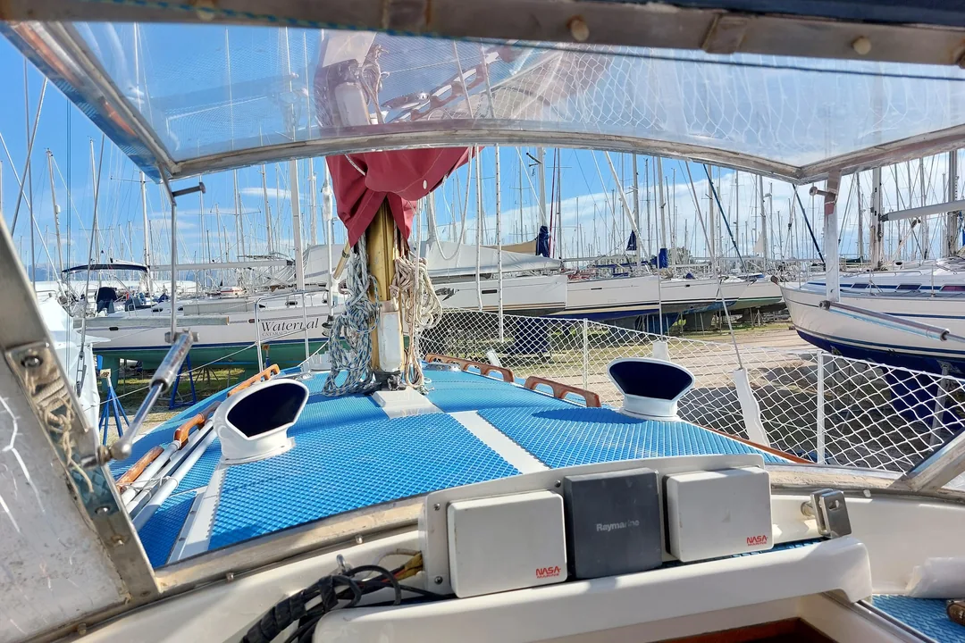 WESTERLY 33 sailing