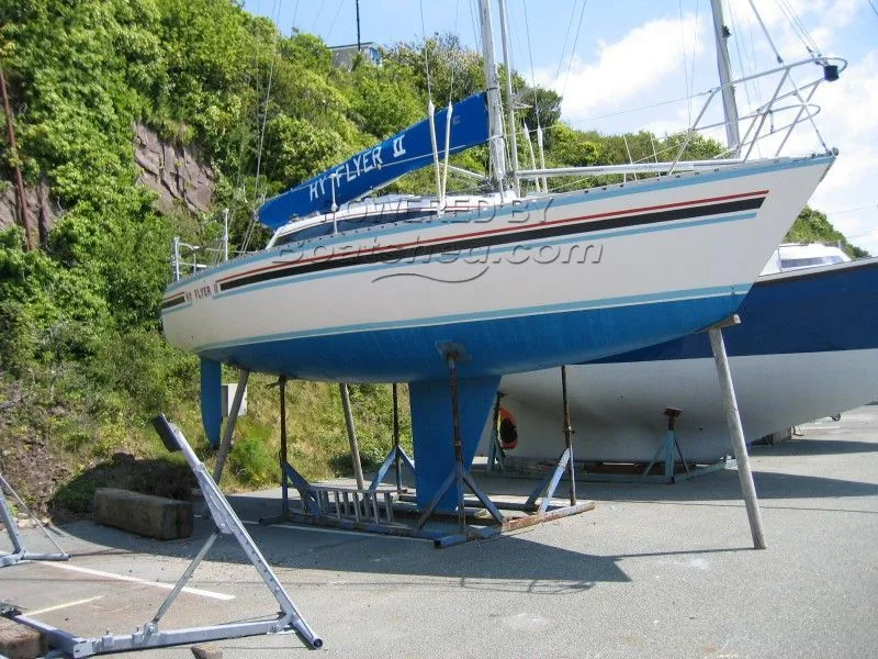 TRAPPER 950 sailing