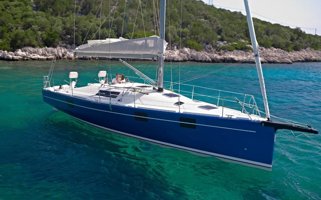 AZUREE 40 sailing