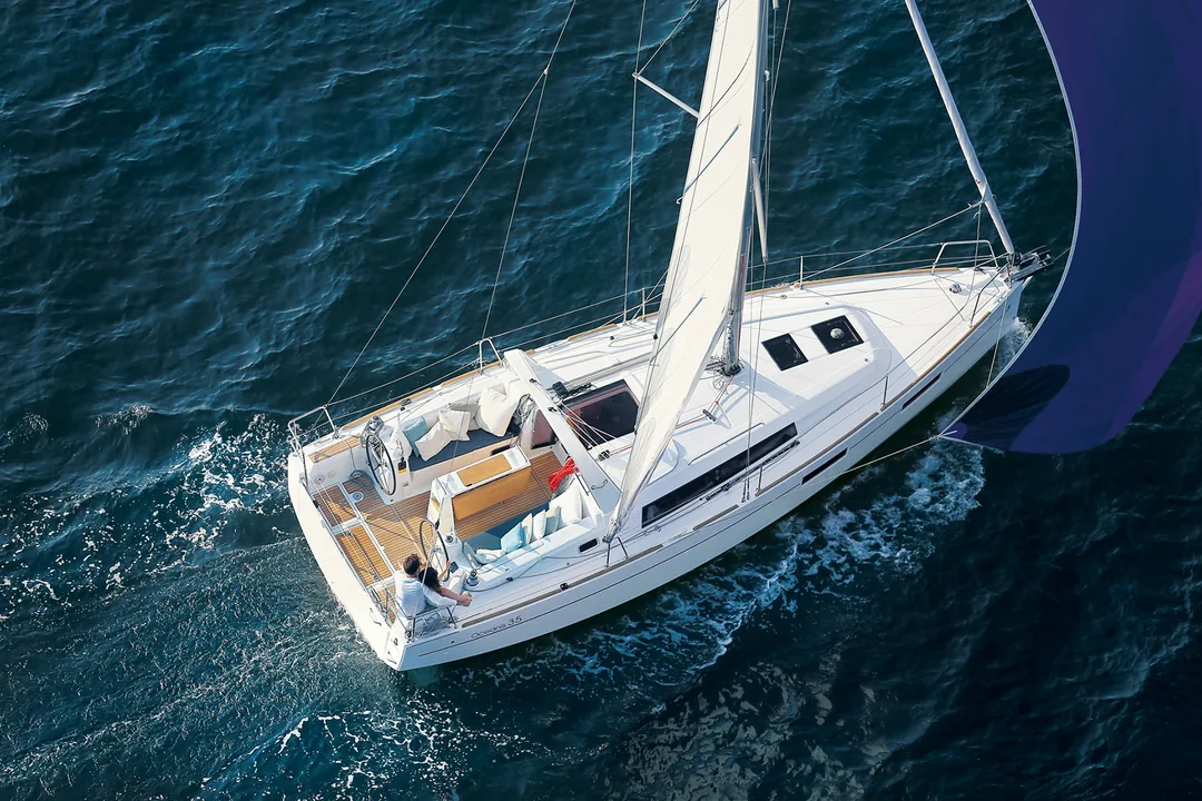 OCEANIS 34.1 sailing