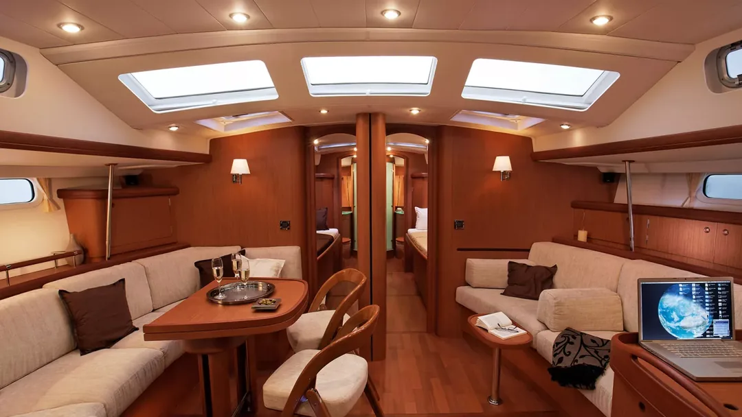 BENETEAU 57 sailing