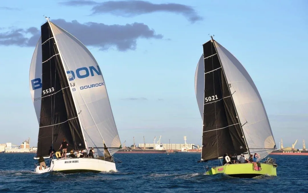 ROSS 930 sailing